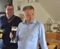 Archivbild: Hubert Ziegler
Prominenter Besuch: Manfred Schwabl (rechts) ist Präsident der SpVgg Unterhaching und wird voraussichtlich auch beim Pokalspiel seiner Hachinger in Schwarzenfeld vor Ort sein.