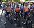 Bild: Daniel Cole/AP/dpa
Fahrer des Bauhaus-Teams mit einer Kühlweste bei der Tour de France im Jahr 2024. (Archivbild)
