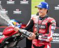 Bild: Robert Michael/dpa
Jubelt einmal mehr am Sachsenring: Marc Márquez