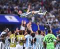 Bild: Tom Weller/dpa
Lione Messi wird gefeiert. (Archivbild)