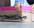 Bild: Wolf von Dewitz/dpa
Da ging etwas schief: Ein aufgerissenes Paket vor einer Haustür. (Archivbild)
