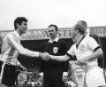 Bild: UPI/dpa
Die WM 1966 machte Antonio Rattín (l) berühmt. Nun ist der einstige argentinische Fußballer im Alter von 89 Jahren gestorben. (Archivbild)