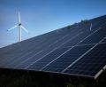 Symbolbild: Sina Schuldt/dpa
Eine Photovoltaikanlage auf einer Wiese. In Nabburg hat ein Unbekannter ein Solarpanel beschädigt, indem er einen Gegenstand darauf geworfen hat. Die Polizei sucht Zeugen.