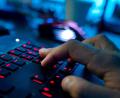 Symbolbild: Nicolas Armer/dpa
Ein Hacker erschleicht sich Fernzugriff auf den PC.