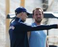 Bild: Martin Rickett/PA Wire/dpa
Englands Trainer Thomas Tuchel (l.) mit Stürmer Harry Kane.