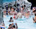Bild: Carsten Koall/dpa
Die beste Abkühlung bei Hitzegraden: Freibad-Besuch. (Archivbild)