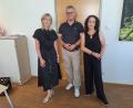Bild: Elfriede Weiß
Bürgermeister Martin Birner freut sich, dass mit Andrea Fritsch (links) wieder eine Rektorin an die Grundschule kommt, die die pädagogischen Konzepte von Rektorin Sabine Bauer (rechts) weiterführt und mit neuen Ideen in die Zukunft blickt.