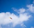 Symbolbild: Nicolas Armer/dpa
Gleitschirmfliegen ist besonders im Sommer ein beliebter Sport.