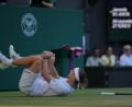Bild: Kin Cheung/AP/dpa
Alexander Zverev stürzte im Finale gegen Jannik Sinner.