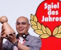 Bild: Carsten Koall/dpa
Die begehrte Auszeichnung „Spiel des Jahres“ geht 2026 an den indonesischen Spiele-Entwickler Martin Ang.