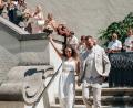 Bild: Dominik Garban
Nach der standesamtlichen Trauung im Alten Rathaus gratulierten Familie, Freunden und Kollegen dem frisch vermählten Ehepaar Celine und Maximilian Scharnagl.