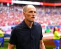 Bild: Bradley Collyer/PA Wire/dpa
Wutausbruch am Mikrofon: England-Trainer Thomas Tuchel ärgert sich über eine Reporterfrage.