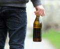 Symbolbild: Tobias Hase /dpa
Eine Person hält eine geöffnete Bierflasche in der Hand. In Regensburg hat ein 29-Jähriger mit einer geworfenen Flasche eine Frau im Gesicht verletzt.