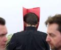 Bild: Karl-Josef Hildenbrand/dpa
Der Mörder, hier im Gerichtssaal mit seinen Verteidigern, will eine spätere Abschiebung aus Deutschland verhindern. (Archivbild)