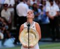 Bild: Kin Cheung/AP/dpa
Linda Noskova kürt sich erstmals zur Wimbledon-Siegerin.