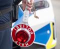 Bild: Marijan Murat/dpa
Die Verkehrspolizei kontrollierte den jungen Autofahrer. (Symbolbild)