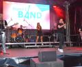 Bild: Josef Rosner
Die Bayern 1-Band mit Sängerin Tini Zettler begeisterte von Beginn an das Publikum. 8000 Menschen sangen und tanzten zur Musik.