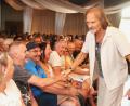 Bild: Rudolf Hirsch
Stand-up-Comedian Eisi Gulp, alias Werner Eisenrieder, begrüßte bei seinem Gastspiel in Schwarzenfeld die Besucher der ersten Reihe persönlich mit Handschlag.