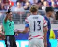 Bild: Julio Cortez/AP/dpa
Schiedsrichter Raphael Claus aus Brasilien zeigt Folarin Balogun im WM-Spiel gegen Bosnien-Herzegowina die Rote Karte. Die Sperre für den US-Stürmer wurde später zurückgenommen.