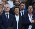 Bild: Lynne Sladky/AP/dpa
Auf Diego Forlán (M) wartet wohl eine neue Aufgabe. (Archivbild)