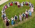 Bild: Norbert Weis
In herzförmiger Aufstellung präsentieren sich die 22 Paare, welche heuer in Ritzenfeld die Kirwa austanzen