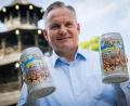 Bild: Peter Kneffel/dpa
Wiesnchef Christian Scharpf zeigt den aktuellen Maßkrug der Wiesnwirte.