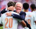 Bild: Tom Weller/dpa
Deschamps herzt Désiré Doué nach dem Halbfinal-Einzug. (Archivbild)