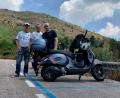 Bild: Thumfart/exb
Michael Thumfart, Dieter Baller und Siegfried Walberer (von links) posieren mit Vespa vor dem Vesuv bei Neapel.