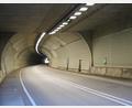 Bild: Hans Prem
In hellem LED-Licht erstrahlt der Mühlbergtunnel. Nach sechswöchiger Sperre wegen Umbauarbeiten an der Technik fließt der Verkehr wieder und entlastet die Neustädter Ortsdurchfahrt.