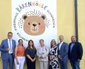 Bild: Claudia Völkl
"Bärenhöhle" heißt das Johanniter-Kinderhaus in Schwarzach. Im Bild (von links) Stellvertretender Landrat Hans Prechtl, Marion Rieder als Vertreterin der Kirchenstiftung St. Barbara Stulln, Kinderhaus-Leiterin Christina Meier, die langjährige ehemalige Leiterin des Stullner Kindergartens Rosemarie Hermann, Sylvia Meyer von den Johannitern, Bürgermeister Michael Wilfahrt (Gemeinde Schwarzach) sowie Bürgermeister Christoph Scharf (Gemeinde Stulln).