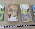 Bild: PP OPf Presse
Die Polizei hat bei einer Kontrolle in Waldsassen über 20 000 Euro Bargeld gefunden. Die Kripo Weiden ermittelt wegen Geldwäsche.