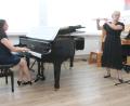 Bild: Josef Pilfusek
Susanne Schieder (links) und Marion Elling-Birkhan lassen „Suite Moments“ hochleben.
