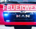 Symbolbild: Julian Stratenschulte/dpa
Ein Feuerwehrfahrzeug ist bei einem Einsatz gegen eine Hauswand geprallt.