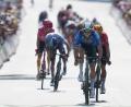 Bild: Thibault Camus/AP/dpa
Bei einem Unfall mit einem Begleitwagen der Presse sind bei der neunten Etappe der Tour de France acht Menschen verletzt worden.