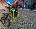 Bild: Stephan Huber
Zuerst war der Lastenrad-Parkplatz vor der "Kiste" auf Seiten von Übler-Bäcker/Nägerl-Metzger. Mittlerweile ist der Stellplatz auf die gegenüberliegende Straßenseite umgezogen.