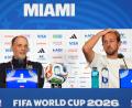 Bild: Martin Rickett/PA Wire/dpa
Harry Kane (r) springt Thomas Tuchel bei.