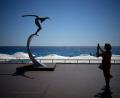 Bild: Daniel Cole/AP/dpa
Eine Skulptur erinnert an der Strandpromenade von Nizza an die Opfer des Anschlags vom 14. Juli 2016. (Archivbild)
