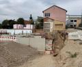 Bild: Heike Unger
Kümmersbruck erweitert und saniert seine Schule: Hier, zwischen dem rosa Altbau und dem Hallenbad (rechter Bildrand), entsteht im ersten Bauabschnitt ein Neubau für die Grundschule.