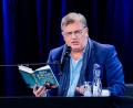 Archivbild: Rolf Vennenbernd/dpa
Hape Kerkeling liest aus seinem Buch „Pfoten vom Tisch!“, das jetzt auch verfilmt wird.