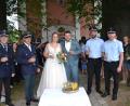 Bild: Peter Garreiss
Mit dem besten Glück- und Segenswünschen gratulierten dem Brautpaar Kathrin und Johannes die Feuerwehr Saubersrieth-Niederland (links) und die Feuerwehr Kleinschwand (rechts) und ließen sie hochleben.