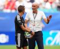 Bild: Bradley Collyer/PA Wire/dpa
Norwegens Trainer Stale Solbakken (r.) hatte Redebedarf.