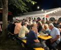 Bild: Ulla Britta Baumer
Zwar hat die Feuerwehr Wondreb extra fürs Fest ein Zelt aufgebaut, aber draußen unter freiem Nachthimmel ließ es sich bei lauschigen Temperaturen an diesem Abend ebenso bestens feiern.