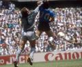 Bild: dpa
Diego Maradona (r) trifft 1986 mit der Hand gegen England. (Archivbild)
