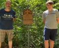 Bild: Andreas Ascherl 
Jürgen Berschneider und Sohn Moritz vor der Gedenktafel für den vom Blitz erschlagenen (Groß)onkel Michael. Das Kreuz steht am Kreuzweg von Ensdorf zum Eggenberg.