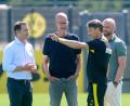 Bild: Bernd Thissen/dpa
Dortmunds Sportchef Lars Ricken (l) spricht zum Trainingsauftakt des BVB mit den anderen Verantwortlichen.
