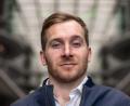 Bild: Michael Kappeler/dpa
Der Schauspieler Samuel Koch wird mit dem Erich-Kästner-Preis des Dresdner Presseclubs ausgezeichnet (Archivbild).