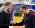 Bild: Jan Woitas/dpa
Jürgen Klopp kann nur mit Einverständnis von Red-Bull-Chef Mintzlaff (r.) Bundestrainer werden. (Archivbild)