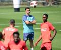 Bild: Federico Gambarini/dpa
Carles Martinez leitet sein erstes Mannschaftstraining bei Bayer Leverkusen.