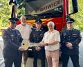 Bild: Ramona Herrmann
Die symbolische Schlüsselübergabe der Firma Lentner mit Kommandant Dominik Lang, Heinz Hallhuber der Firma Lentner, Vorsitzender Max Schwarz, Dritter Bürgermeister Stefan Hausdorf und Zweiter Kommandant Marco Spranger (von links).