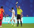 Bild: Jacob Kupferman/AP/dpa
Zwayer verteilt eine Verwarnung in der WM-Vorrunde. (Archivbild)
